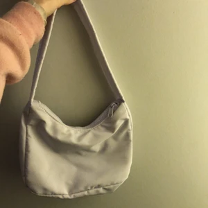  miniväska  - Jätte söt 2000s miniväska från ginatricot i en fin pastell lila färg, passar jätte bra till sommaren, väskan är aldrig använd och därav säljer