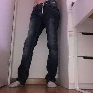 Lågmidjade mörkblå jeans. Vet inte exakta storleken men passar mig som är xs. Andvända ksk 15ggr. Kom privat vid frågor😊