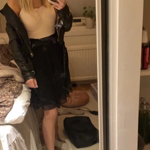 Klänning från vila st S (XS) - Klännnign i st S men passar även XS, den är rosa och svart och har en dragkedja på sidan. Betalning sker via swish, skriv priv för mer frågor