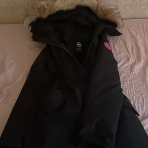 Rossclair parka canada goose - Hej, Jag säljer denna underbara jacka som jag använt sen ett år, jag tror d är dags för den att antingen slängas eller säljas. Den är underbart fin älskar verkligen den. Jag säljer den för billigt eftersom den har varit använd och lite sliten här o där❤️Den är äkta och har QR kod Orginal pris 11 899, kontakta mig för fler bilder☺️