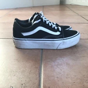 Old school vans - Säljer mina vans med hög sula eftersom de inte längre är min stil. De är smutsiga på sulan men annars finns inga anmärkningar😇 Pris kan diskuteras 