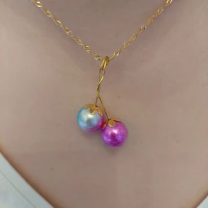 Halsband  - Handgjort halsband. Föreställer 2 bär.  Kedjan är 42 cm lång.