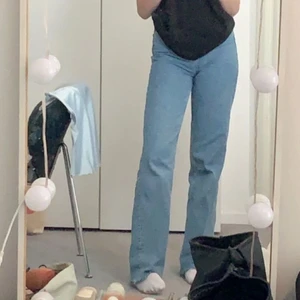 Blåa zara jeans  - Säljer mina supersköna zara jeans. Dessa är full length på mig och jag är 173cm. De är ganska strechiga så sitter superbra. Dom är sparsamt använda och väldigt bra skick😍