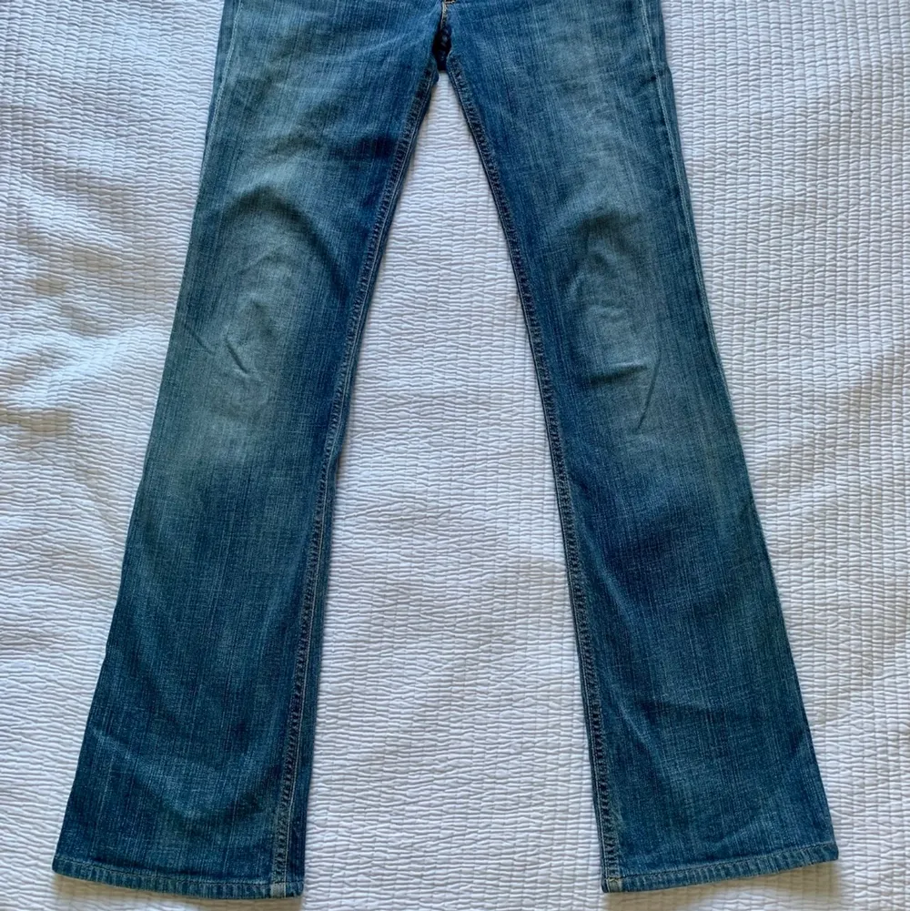 Ett par snygga jeans lågmidjade jeans som tyvärr blivit försmå, är dessutom 165 och är ganska bra i längden på mig, midjemått för er som vill veta är 86💓. Jeans & Byxor.