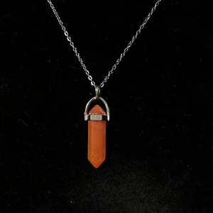 Halsband med rosa watermelon turmalin - Halsband i rostfritt stål med rosa watermelon turmalin bullet💗 watermelon turmalin är en flerfärgad form av turmalin som ingår i hjärtchakrat, stenen lugnar och ska hjälpa med att ta bort blockeringar och balansera ut osäkerheter✨ Fri frakt