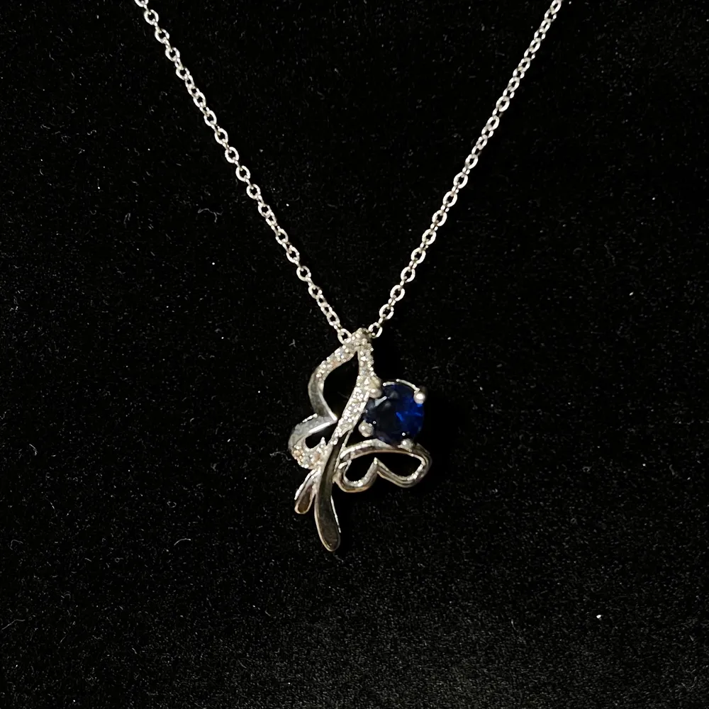 Halsband i silver med fjäril, stenar i cubic zirkonia💙 Fri frakt✨. Accessoarer.