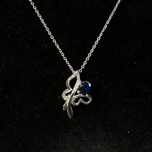 Halsband i silver med fjäril, stenar i cubic zirkonia💙 Fri frakt✨