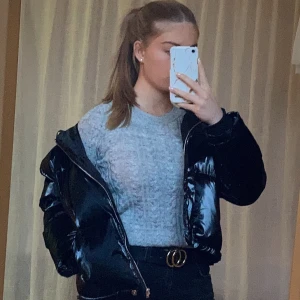 Grå stickad tröja  - Fin grå tröja som tyvärr är lite liten för mig:( köpt på HM för länge sedan så säljs inte längre. En perfekt vintertröja eller till en kyligare sommarkväll. Kan diskuteras hur den skickas/möts upp!