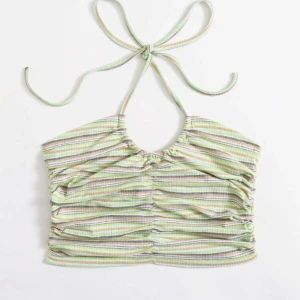 grön topp - Grön sommartopp med knytband!! Lånade bilder men egna bilder går att få vid intresse 💘🌸 vill man ha spårbar frakt går det såklart att fixa🥰