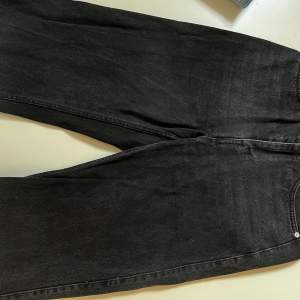Svarta/gråa jeans från weekday. Använd fåtal gånger så bra skick. Säljer pga för korta. 