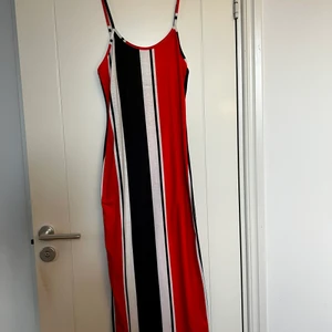 Randig klänning  - Super söt randig klänning från Nelly. Använd 1 gång. 