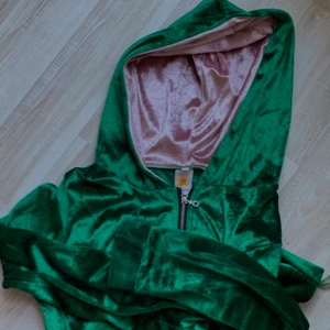Satin kofta  - Så fin zip kofta i skimrande material:) jag gillar att insidan av luvan är i rosa:) byxorna går också att köpa för 100kr