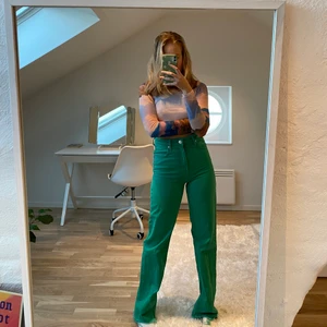 Zara green jeans stl 36 - Säljer mina superfina sparsamt använda gröna jeans från zara (de är en varmare grön irl), då jag har vuxit ur dem. Skriv privat om du har frågor eller vill se fler bilder!!             *köparen står för frakt