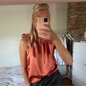 Topp - Jättefin topp i korall färg silke! Den har byte i ena sidan vilket gör att den passar ungefär XS-M💞
