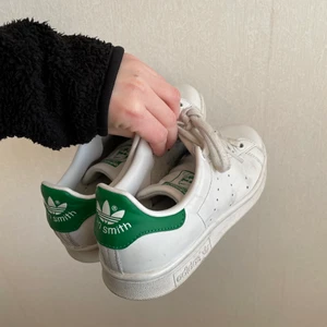 Adidas Stan Smith - Använda men väldigt fina klassiska Adidas Stan Smith. Lätta att torka av och hålla fina 🤍 
