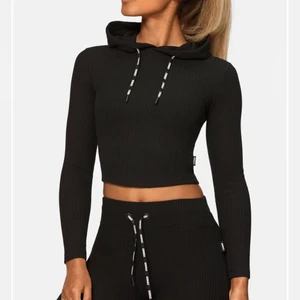 Stronger slim fit hoodie - Stronger loungewear hoodie i jättefint skick. Endast använd 1 gång. Säljer pga för liten. Ordinarie pris 699 kr 💞 skriv privat för fler bilder, 200 kr är endast ett förslag 👍🏼