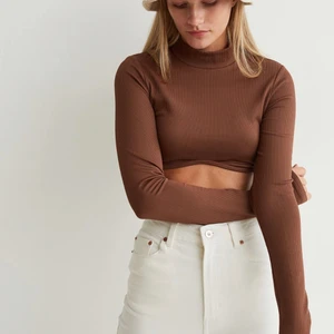 Topp - En as snygg topp från H&M, använd 1 gång! Säljer pga att jag ej kommer ha användning för den!