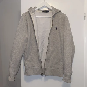 Polo ralph lauren hoodie  - Har tagit ut snöret i luvan , dragkedjan är lite sönder men fin att ha öppen 