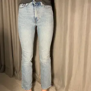 Ljusblåa raka jeans från Weekday, aldrig använda! Säljes pga för liten storlek