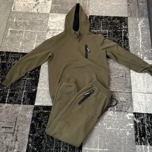 Komplett! Hoodie och mjukis byxor!  - Jätte fina! Plagg! Använder dem inte mer för att de inte passar mig längre de är för stora för mig hehe! Köpte dem för 600kr men ger en bra pris! Bra skick! 