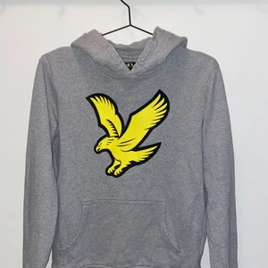 Lyle & Scott hoodie - Grå äkte Lyle&Scott hoodie. Nyskick! Inga synliga slitningar🌟 (storlek 14/15 years men passar även xs-s)
