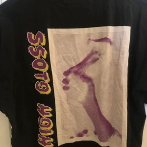 Carhartt t-shirt  - Supersnygg t-shirt från carhartt med tryck på ryggen. Stl. M  Knappt använd - därav som nyskick.