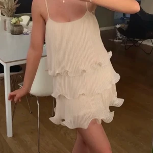 Rosa klänning - INTRESSEKOLL på denna superfina klänningen från H&M som enbart använts en gång! BUDA! Säljer endast vid högt bud. köpare står för frakt💗 (första och sista bilder är ej mina) BUDET LIGGER PÅ 450!! Köp direkt för 500+frakt