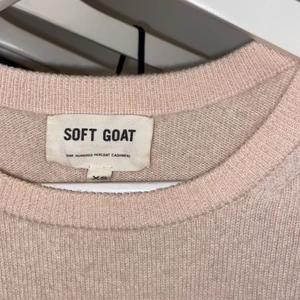 Kashmir tröja  - Ljusrosa tröja i 100% Kashmir ifrån SOFT GOAT🤍 Använd men i bra skick, säljer då den inte längre kommer till användning. Nypris 1300kr!