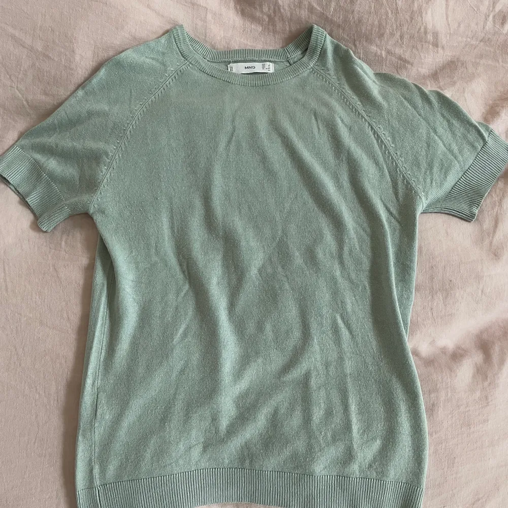 Turkos T-Shirt i ett tjockare material storlek S ifrån Mango. Skjortor.