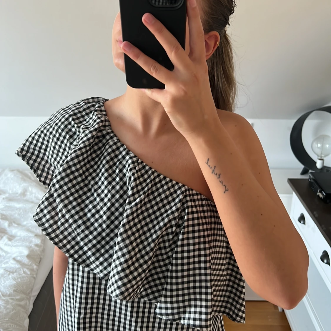 Rutig off-shoulder blus