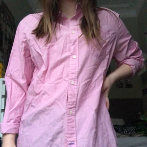 Söt rosa skjorta - Fin ljusrosa skjorta! I storlek L men passar mig som när M också! Köparen står för frakten men möter annars upp på söder eller tc :)🌟