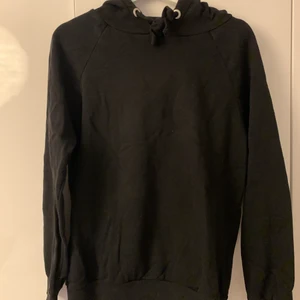Svart hoodie - En svart hoodie ifrån GinaTricot. Använd men i väldigt fint skick!❤️‍🩹 Storlek M