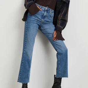 Jeans stl 34 - Snygga jeans som passar oss kortisar!😄 måttligt använda. 150kr. Frakt ingår i priset ovan, skriv om du vill ha mer info & bilder! Kram💜