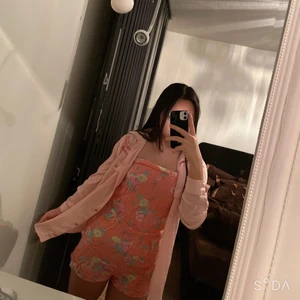 Söt Rosa Skjorta!  - Säljer nu min super söta rosa skjorta, man kan ha den som en kofta som jag hade här eller bara som en vanlig skjorta eller så kan man göra den lite mer crop vilket också är fint! Den är i helt nyskick eftersom jag bara har haft på mig den 1 gång men man ser dock lite igenom så skulle rekommendera att helst ha den som en kofta. Ops! Jag säljer också denna jumpsuit shortsen så kika in mitt konto om ni vill hitta den;) 