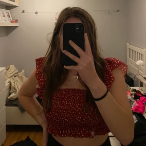 Rött gulligt linne - Ett rött gulligt linne i storlek M. Aldrig använd. Kan fraktas. Hör av dig om du vill se fler bilder. Priset kan diskuteras❤️❤️