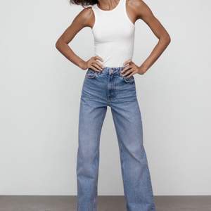 Säljer dessa Zara jeans i storlek 32! Avklippta så att de är lite långa på mig som är 163. Endast användna ett fåtal gånger