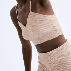 Beige stickad topp  - Säljer denna beige stickade toppen från hm, aldrig använd för den var för stor ❤️