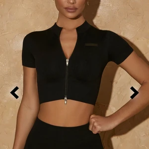 Oh Polly träning top  - ! INTRESSEKOLL! Köpte precis ett sjukt nyss träningsett från "oh pollys" träningkedja men tyvärr var överdelar för liten på mig så funderar på att kanske sälja ifall jag får ett bra pris. Tröjan är alltså bara testad 💕