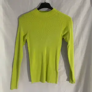 Neongulgrön cool tröja från Cubus i storlek small!! Ribbad i materialet och i princip oanvänd💚