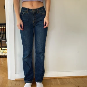 Low waisted jeans  - Lågmidjade jeans i mörkblått 