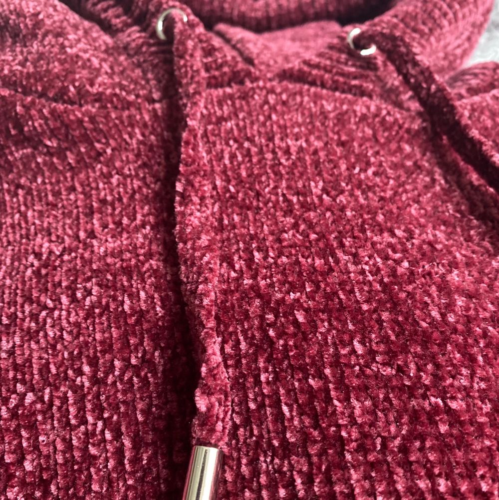 En röd hoodie i ett skönt material. Fick denna i julklapp och aldrig använt då det inte är min stil! . Huvtröjor & Träningströjor.