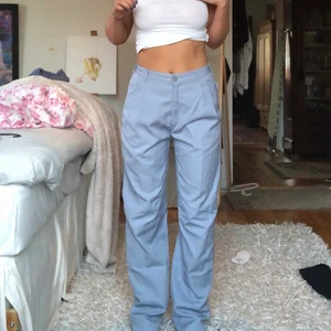 Ljusblåa kostymbyxor  - Snygga kostymbyxor i storlek S sitter väldigt bra då jag är 162cm🥶