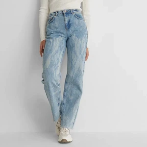 Tie dye jeans - Superfina jeans i tie dye mönster från nakd! Strl 34 (samma som modellen bär) men passar mig som är 36💘 Använda några gånger men inget som syns utan bra skick! Lite mörkare än vad de som ut på modellen. Köpta för 500 kr💘