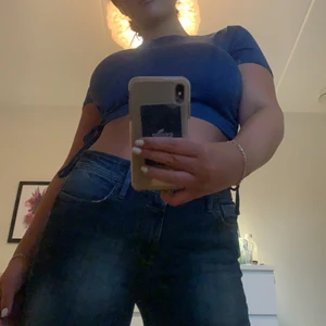 Blåmagtröja storlek M-S - Skit snygg blå tröja som kan justeras precis som man vill me snören längst sidan av tröjan. Köpt utomlands men kommer aldrig till användning skit snygg färg och väldigt skönt matial är i jätte bra skick ! 💕💕