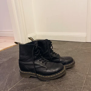 Dr. Martens strl 38 - Dr. Martens i storlek 38. Skorna är i bra skick och bara använda ett fåtal gånger! Nypris cirka 2300.