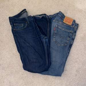 Säljer nu två par jeans, det ena paret är från Levis och dom andra är från Boomerang. Dom med hål och ljus tvätt är från Levis och är i storlek W32 L32 dom mörkar jeansen utan hål är i storlek W33 L32. Säljer pgr av att jag fick dom av en kompis men då jag tyvärr har xs i jeans. Kan fraktas eller mötas upp vid Östermalm. Köparen står för frakten och jag ansvarar inte för postens slarv. Kan sälja dom separat eller tillsammans för 250kr och separat för 150kr st. 