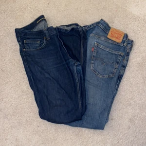 Levi jeans  - Säljer nu två par jeans, det ena paret är från Levis och dom andra är från Boomerang. Dom med hål och ljus tvätt är från Levis och är i storlek W32 L32 dom mörkar jeansen utan hål är i storlek W33 L32. Säljer pgr av att jag fick dom av en kompis men då jag tyvärr har xs i jeans. Kan fraktas eller mötas upp vid Östermalm. Köparen står för frakten och jag ansvarar inte för postens slarv. Kan sälja dom separat eller tillsammans för 250kr och separat för 150kr st. 