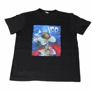 J.Cole KOD - Vintage Graphic Tee - En riktigt riktigt Nice tröja från J.Coles album KOD som släpptes för några år sedan. Sjukt bra för en liten blå touch i din outfit eller för folk som älskar hip hop tryck! Köpt bredvid en av hans spelningar i USA