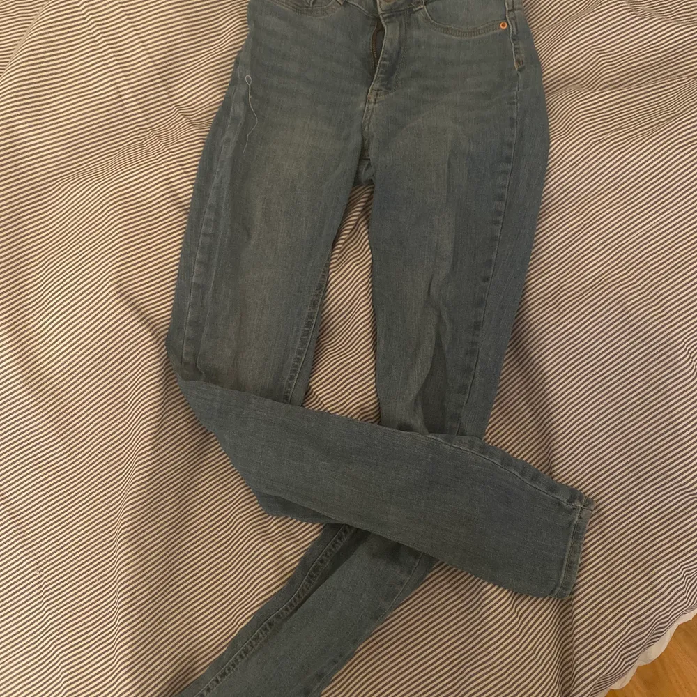 Ett par ljusblåa jeans från Gina tricot! <3 ÄLSKAR DOM! Men tyvärr har dom blivit för för små för mig.. Jeans & Byxor.
