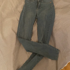 Ett par blåa jeans!!  - Ett par ljusblåa jeans från Gina tricot! <3 ÄLSKAR DOM! Men tyvärr har dom blivit för för små för mig.